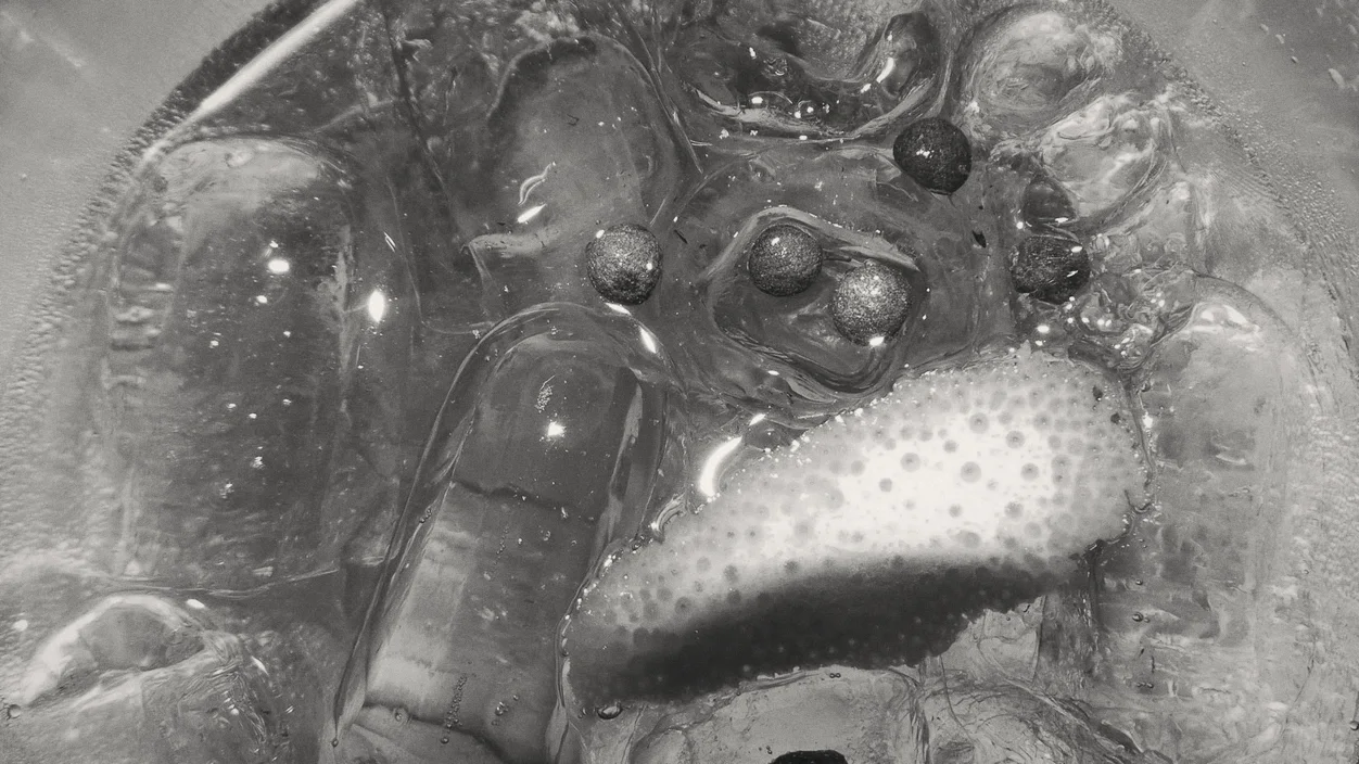 Un bicchiere da aperitivo visto dall'alto, con la fetta d'arancia e il ghiaccio