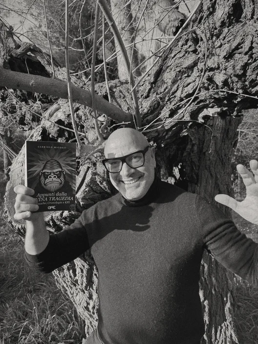 Gabriele Micozzi mostra «Appunti dalla Divina Tragedia» davanti al tronco di un albero secolare